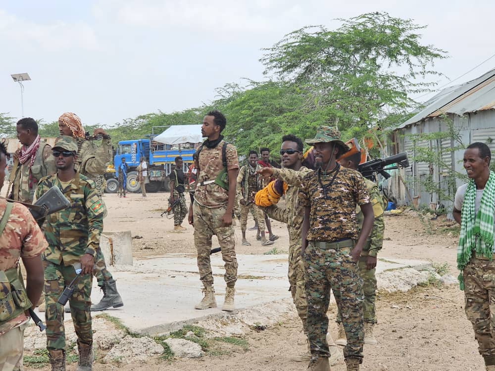 Khalif Omar hommes à el dheer après avoir vaincu Al Shabaab millitants