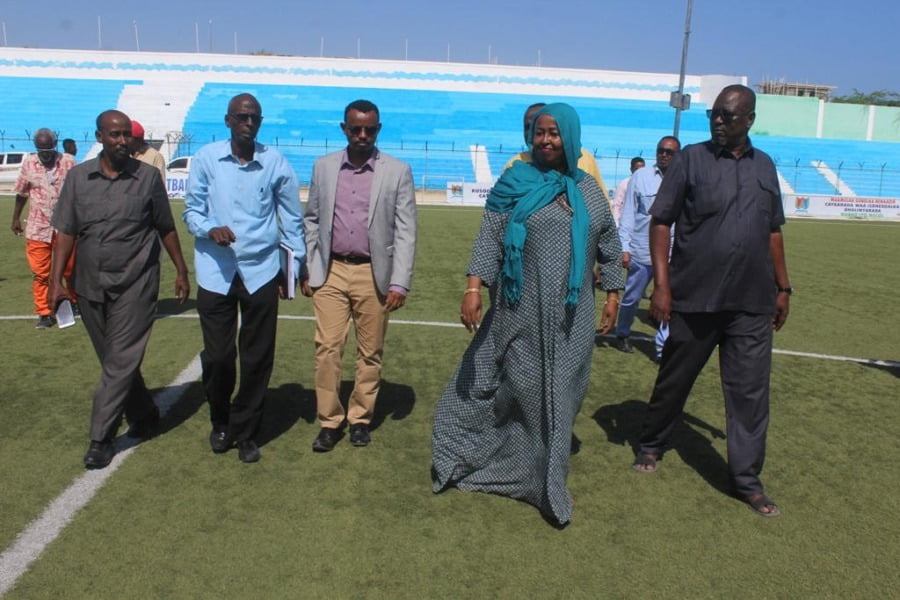 Khadija Mohamed Diriye, ministre clé, marche avec le président de la SFF à l’intérieur du stade Eng Yariisow.