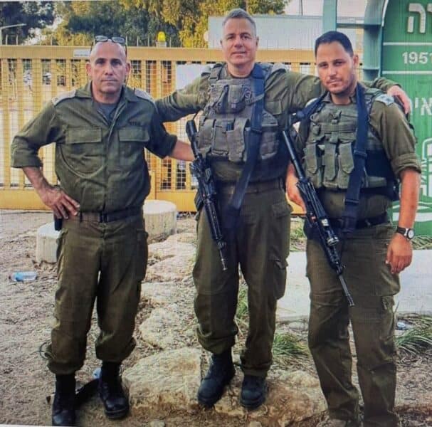 Le président de l’IDSF, le général Amir Avivi (res), le vice-président, le lieutenant-colonel Yaron Buskila, et le chercheur principal, le général (res) Oren Solomon, enrôlés pour une activité opérationnelle dans la division de Gaza, à la porte du kibboutz Kfar Aza, en Israël, (14 octobre 2023).