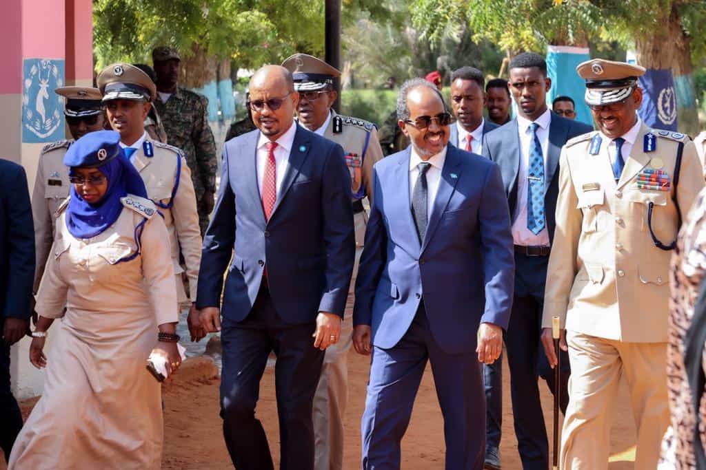 Le ministre d’État à la Sécurité intérieure, Mohamed Ali Hagaa, et le président Hassan Sheik Mahmoud arrivent à l’école de police de Mogadiscio. Photo Ministère de la Sécurité Intérieure