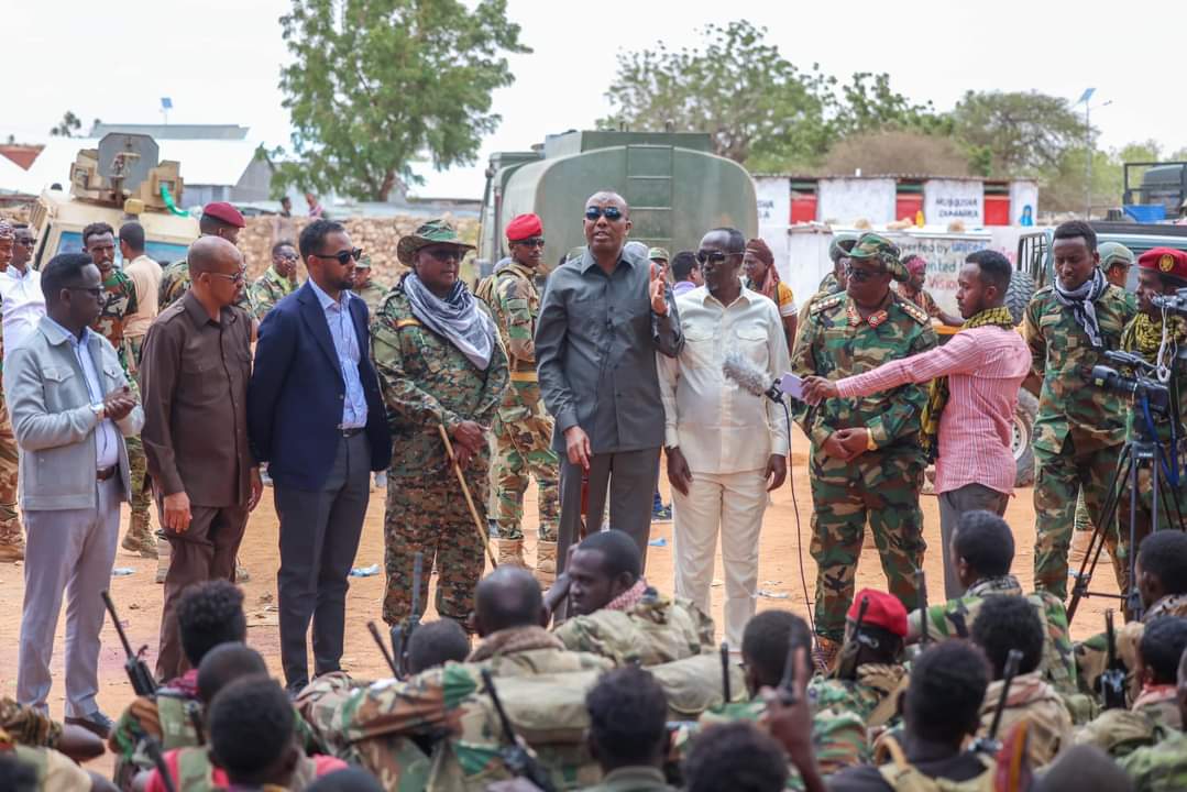 Le ministre d’État à la Sécurité intérieure, Mohamed Ali Hagaa, lors d’un voyage à Aadan Yabaal, une ville libérée d’Al Shabaab. Photo Ministère de la Sécurité Intérieure