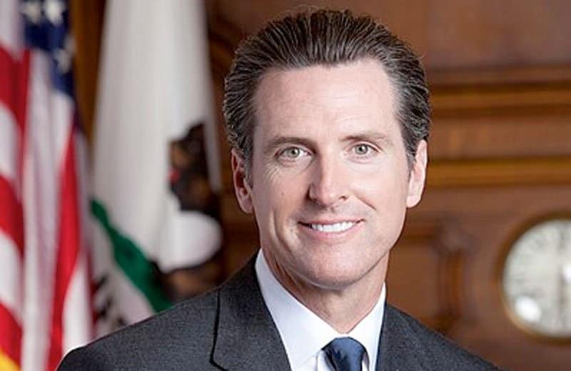 Abus de l’argent des contribuables : la Californie offre une chirurgie sexuelle transgenre gratuite aux migrants illégaux, photo officielle de Gavin Newsom de 2011. Domaine public.