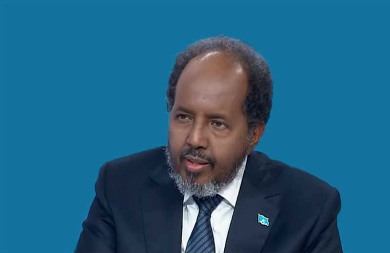 Le président Hassan Sheikh Mohamud et la Constitution somalienne. Image tirée d’une capture d’écran YouTube éditée par Newsblaze.
