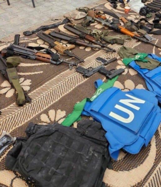 Tsahal (Forces de défense israéliennes) à Gaza : des sacs de l’ONU avec des munitions terroristes - Crédit : Rapport de Tsahal sur les réseaux sociaux